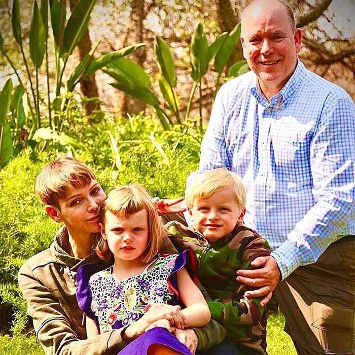 Alberto y Charlene de Mónaco junto a sus hijos 