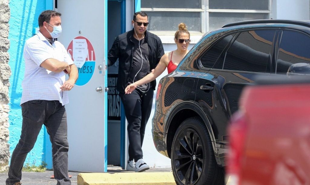 Jennifer Lopez y Alex Rodriguez saliendo del gimnasio en Miami