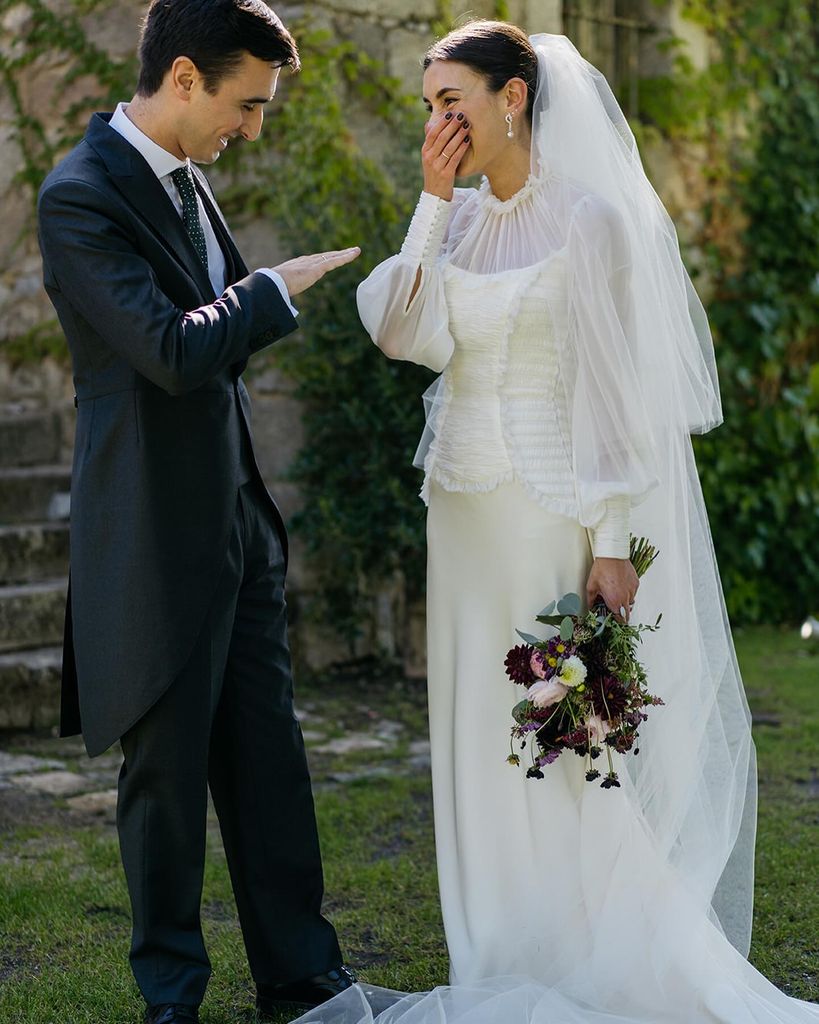 Vestido de novia con detalles plisados