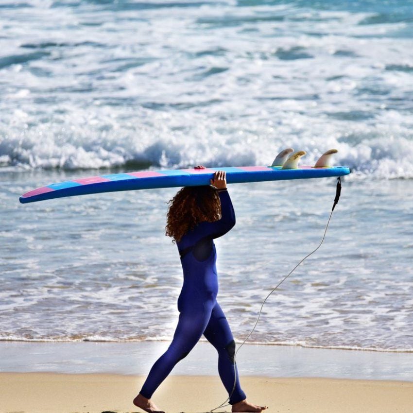 Surf en la playa de Doniños.