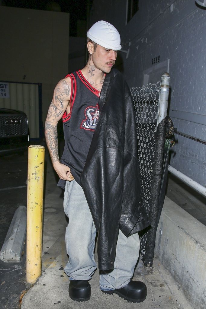 Justin complementó su atuendo con una leather jacket XXL