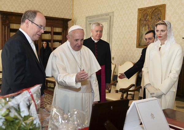 Los Soberanos iban acompañados de un séquito de seis personas, pero sin sus hijos, los mellizos Jacques y Gabrielle. Aún así, los niños han estado muy presentes durante el encuentro, sobre todo, durante el intercambio de regalos
