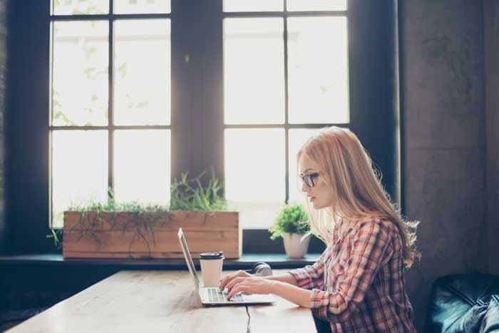 mujer teletrabajando