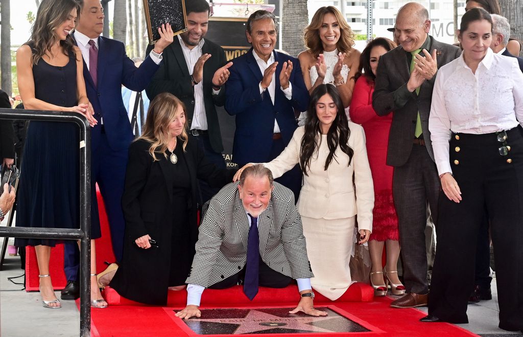 Raúl de Molina en el Paseo de la Fama con sus seres queridos develando su estrella en Hollywood.    