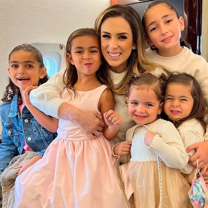 Jacky Bracamontes y Martín Fuentes con sus hijas