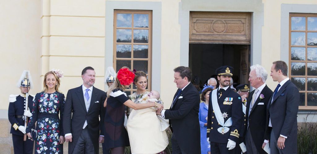 Una vez concluido el bautizo, los invitados fueron abandonando la iglesia en el orden inverso de llegada. Primero Magdalena de Suecia y su marido, Chris O'Neill, junto al príncipe Nicolás que saludaron a las personas que se congregaron a la puerta del templo. La familia posó junto a los seis padrinos
