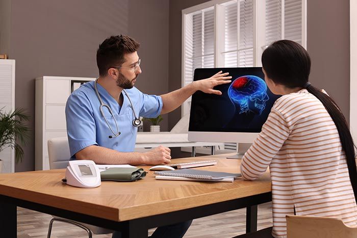 mujer en la consulta del neurólogo