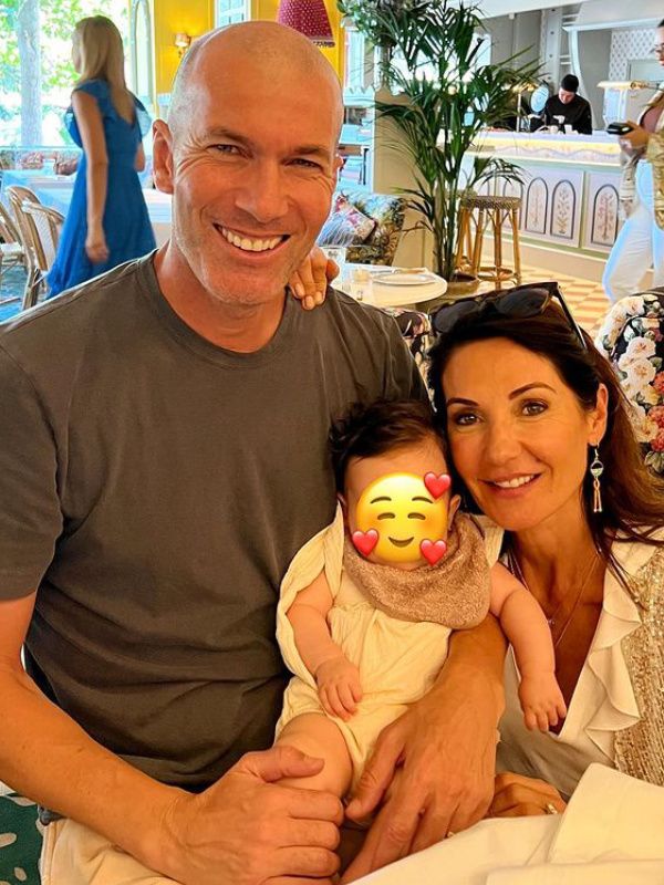 Zidane y su mujer con su nieta
