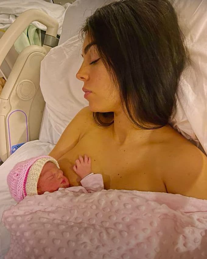 Georgina tras dar a luz a su hija Bella