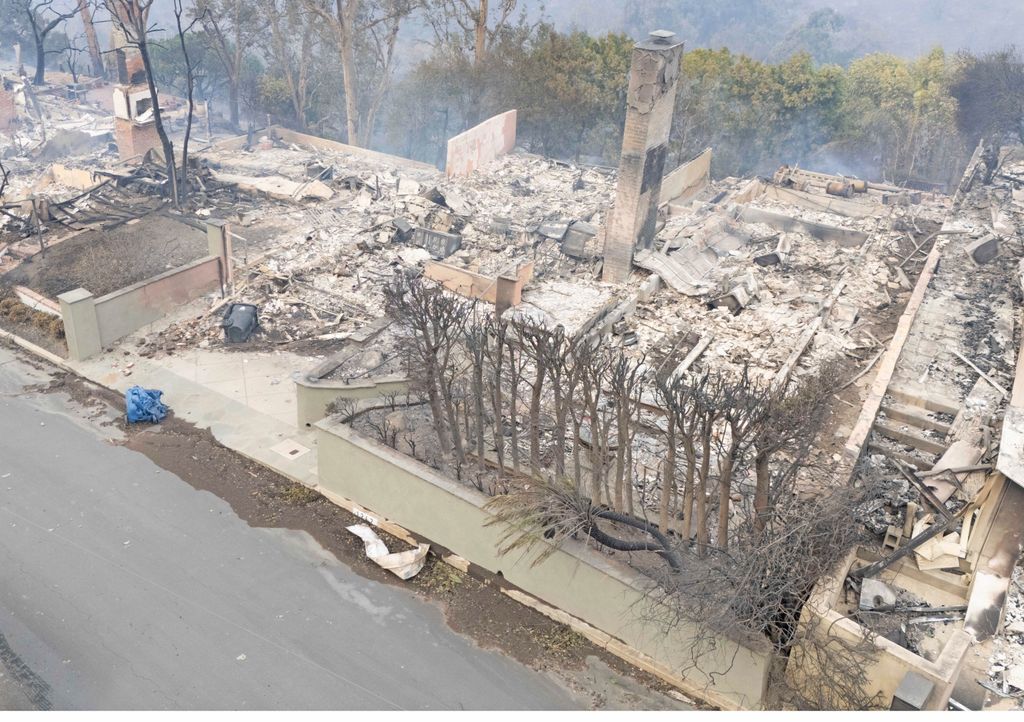 El fuego arrasó con varias residencias en la exclusiva zona de Los Ángeles, dejando un rastro de destrucción y pérdidas significativas.