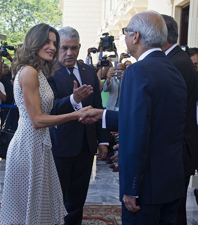 Doña Letizia es recibida por el presidente dominicano, Danilo Medina, y la Primera Dama, Cándida Montilla