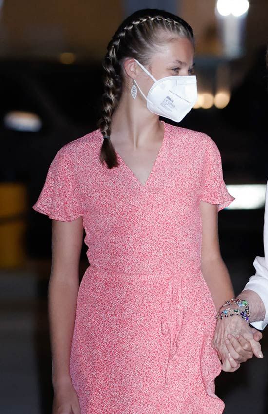 Princesa Leonor con minivestido cruzado de flores de Mango y trenzas de boxeador