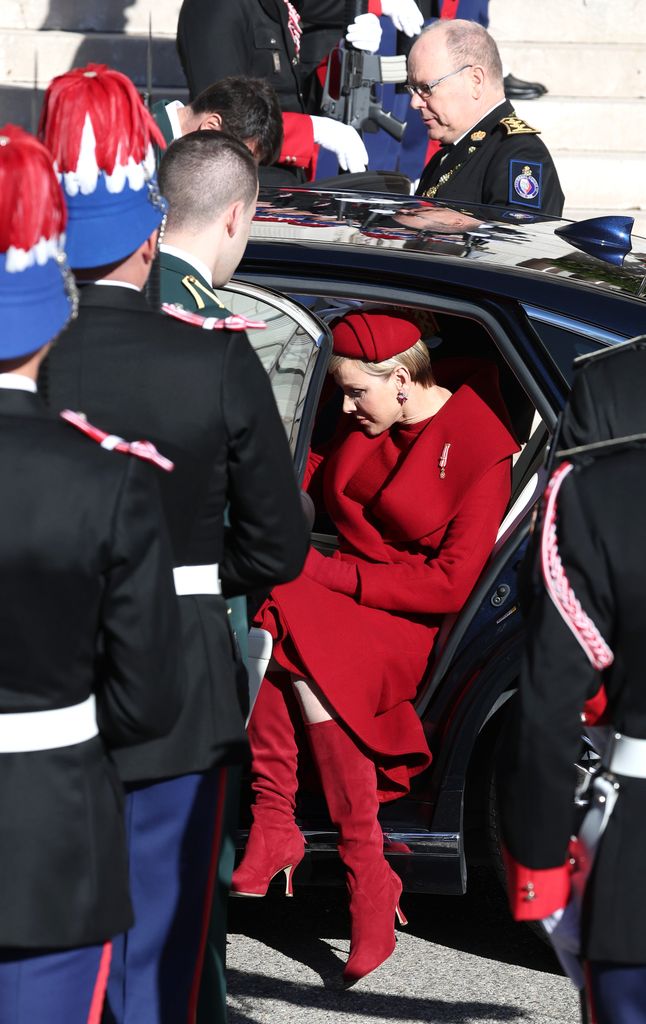 Plano medio de Charlene de Mónaco en el coche en el Día Nacional de 2023