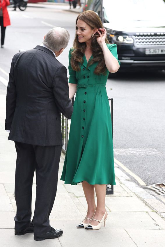 Kate Middleton conjunta su nuevo vestido verde con pendientes de Accesorize