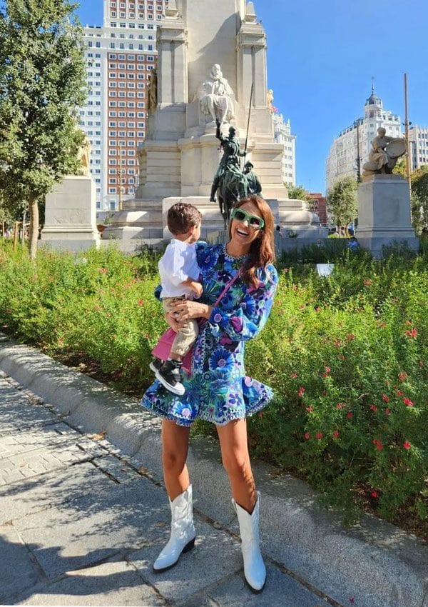 Paula Echevarría nos enseña a combinar el vestido de flores en otoño