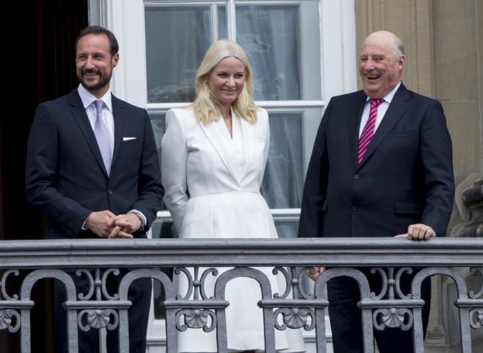 Mette-Marit de Noruega con su marido Haakon y el rey Harald