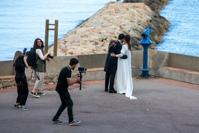 Matías Prats Jr. y Claudia Collado frente al mar