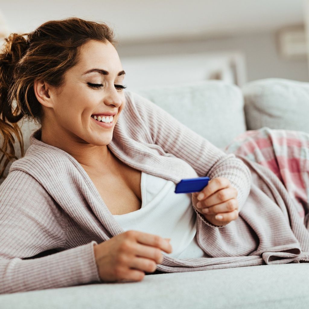 Mujer con pruebas de fertilidad.