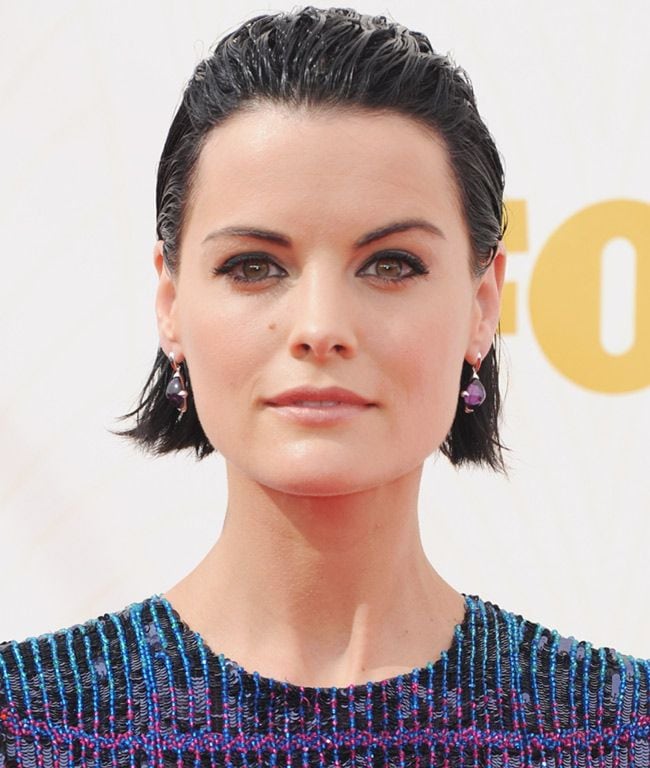 Nos quedamos también con la arriesgada apuesta de Jaimie Alexander, que fue una de las pocas que se animó a ir un poco más allá y se decantó por el (siempre complicado) efecto wet con todo el pelo hacia atrás y una mirada en negro muy intensa.
