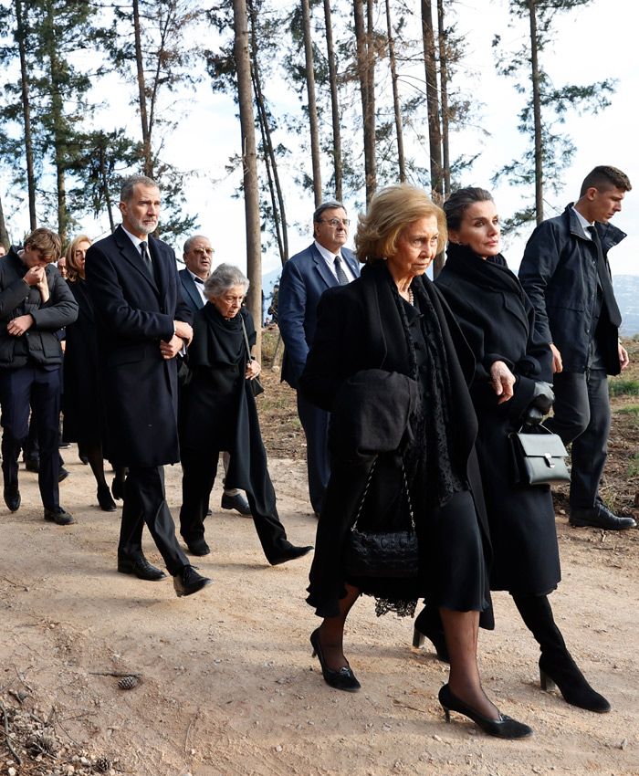 Doña Letizia apoya a Doña Sofía en el funeral de Constantino II de Grecia