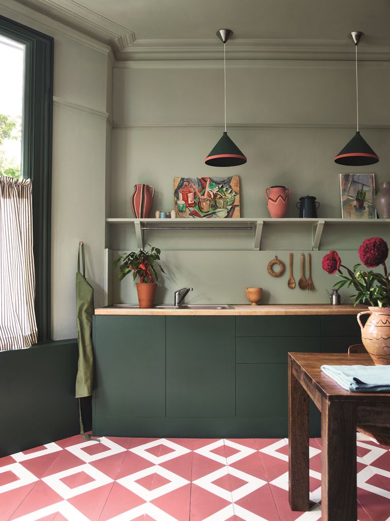 Cocina con pared y muebles en verde