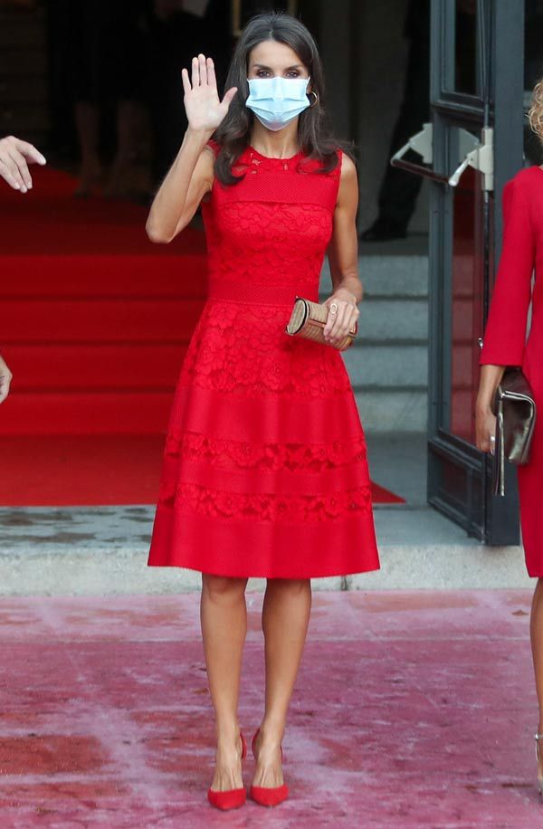 Reina Letizia de rojo