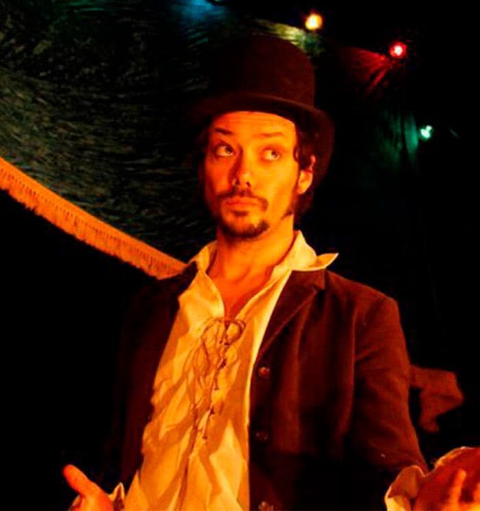 Entre los primeros proyectos de Álvaro Morte se encuentran varias obras de teatro, en este caso se trata de una función de 'Tres sombreros de copa'