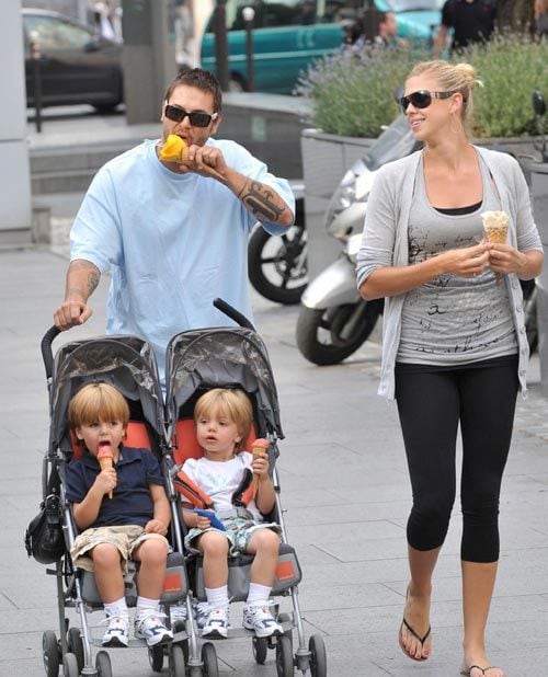 La pareja paseó por las calles de París comiendo un helado y empujando el carrito en el que iban cómodamente sentados Sean Preston y Jayden James, hijos del bailarín y Britney Spears