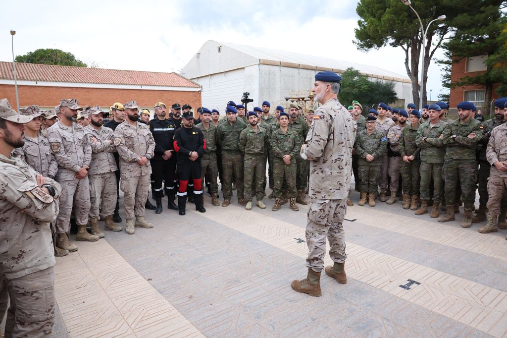 El Rey visita la Base Militar “Jaime I” en Bétera (Valencia), donde se encuentran las distintas unidades del Ejército que están ayudando a los afectados por la DANA.