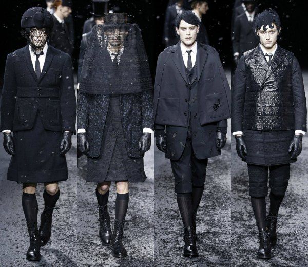 THOM BROWNE. La recta final de París brillaba con dos de los nombres más especiales de su calendario: uno, el de Saint Laurant Paris, la firma encargada de echar el cierre a cada edición, y una de las que más curiosos acumula a sus puertas, rebajando notablemente la edad media de sus asistentes, con un front-row en el que no escasean los fashion insiders y modelos que apenas rozan la veintena. El otro es Thom Browne, uno de los enfant terribles de la Ciudad de la Luz, al menos en lo que respecta a la moda para hombre: adelantando la 'huida' trasatlántica de muchas de las firmas neoyorquinas con prendas para hombre, que llevan un desfase en el calendario de dos meses respecto a Milán y París, Thom Browne era de los primeros en llevar a cabo este 'trasplante' entre capitales de la moda, revolucionando su propuesta hasta protagonizar uno de los slots clave de su calendario (el penúltimo en la jornada del domingo, justo antes de Saint Laurent y del despegue de la Alta Costura). Su colección otoño-invierno 2015-2016 es una de las más arriesgadas de los últimos años: el mito de la viuda negra se vuelve una realidad en el armario masculino, con hombres vistiendo larguísimas faldas masculinas casi en la totalidad de looks -algunas más cortas incluso que de costumbre-, con tejidos en negro puro que brillan con texturas y brocados, acabados en piel vuelta y acolchados. Destacan las levitas superpuestas sobre chaquetas, los juegos de volúmenes entre cortos y largos, y las capas para hombre. 