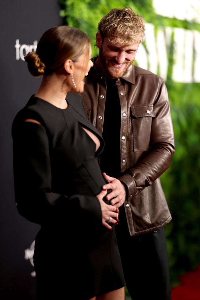 La pareja se mostró muy emocionada durante el embarazo y llegaron a posar así de felices sobre la alfombra roja.