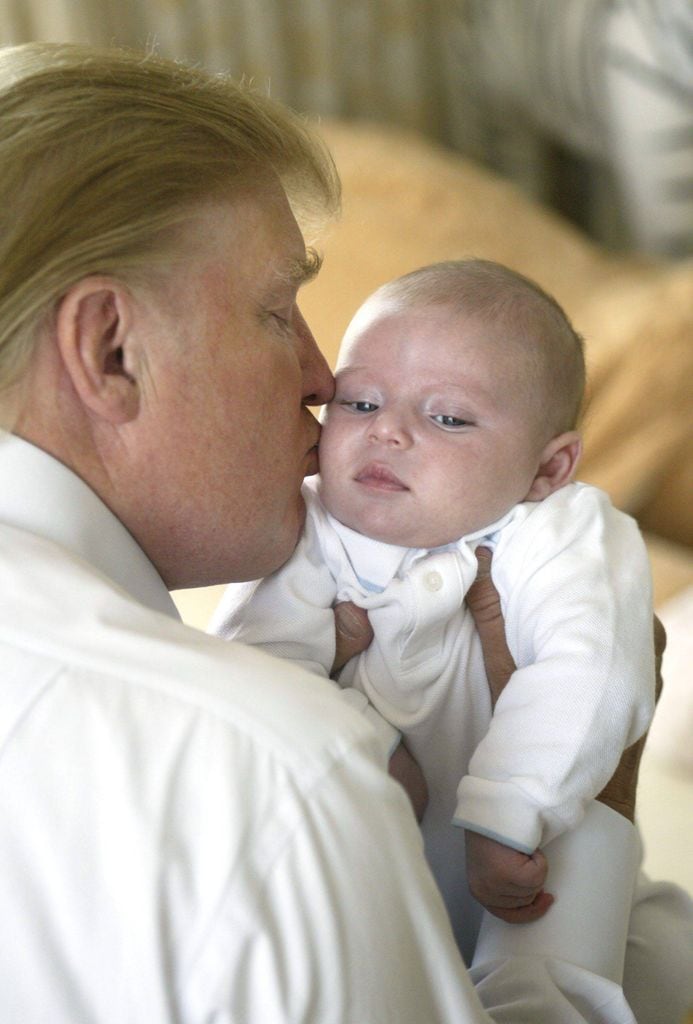 Donald Trump junto a su hijo, Barron, con días de nacido