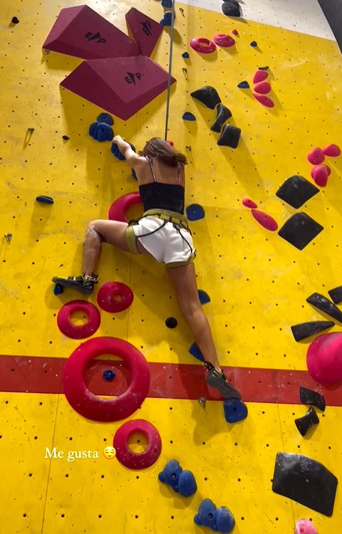 Laura Escanes practica escalada