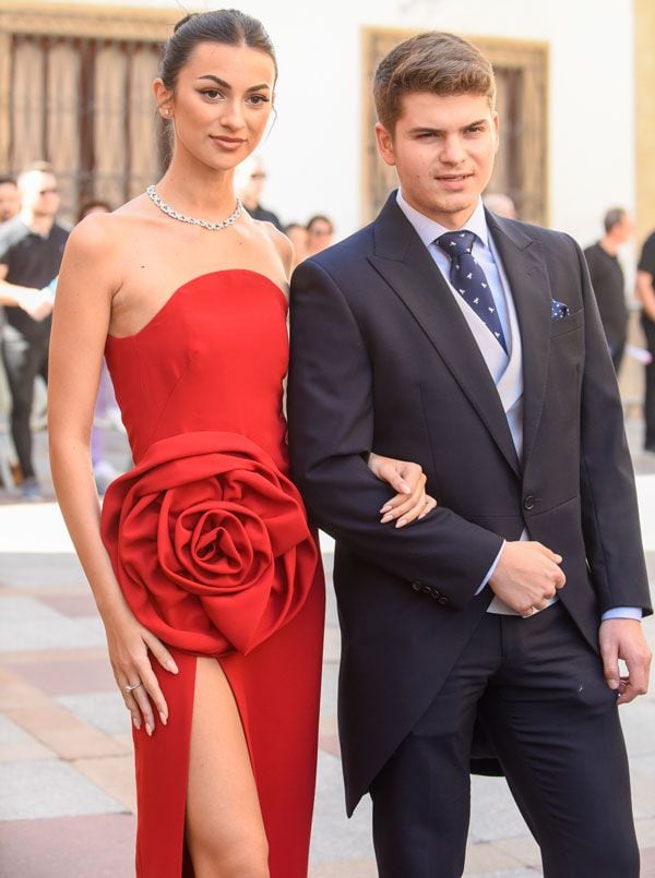 Meri Lozano con vestido rojo en la boda de su hermana Marta