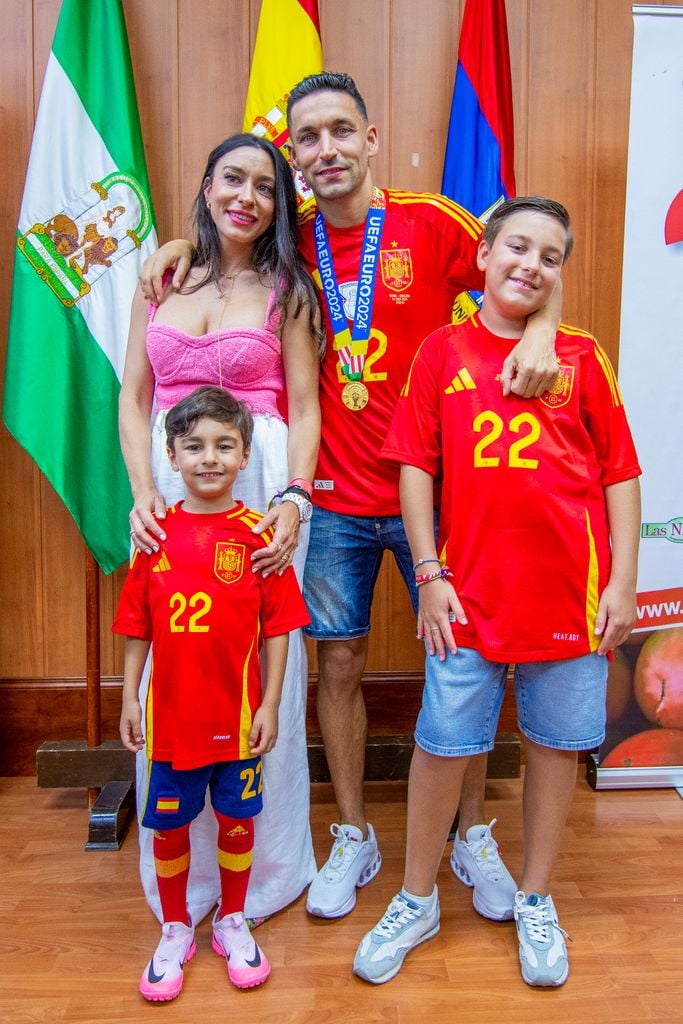 Jesús Navas junto a su mujer y sus hijos El futbolista en su tierra natal Los Palacios de Sevilla el 16 de julio de 2024