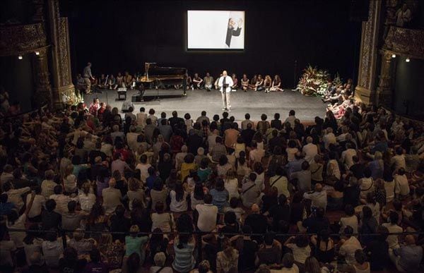 El Teatro Campos de Bilbao se llenó de decenas de compañeros y amigos que recordaron al artista