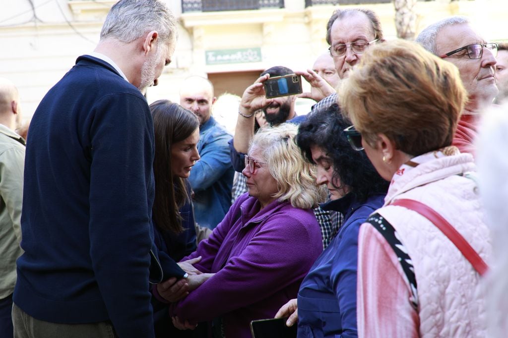 La Reina Letizia y el Rey Felipe VI durante la visita a la localidad de Chiva, tres semanas después de la DANA, a 19 de noviembre de 2024, en Chiva, Comunidad Valenciana (España). Los Reyes Felipe VI y Letizia se desplazan a la localidad valenciana de Chiva para interesarse por la situación de la poblaciÃ³n afectada por la DANA tres semanas después de que se produjera la tragedia. La visita es la segunda que realizan ambos de forma conjunta, tras la efectuada el pasado 3 de noviembre a Paiporta, en la que estuvieron acompañados por el presidente del Gobierno, Pedro Sánchez, y por el presidente de la Generalitat valenciana, Carlos Mazón, donde vivieron momentos de tensión 