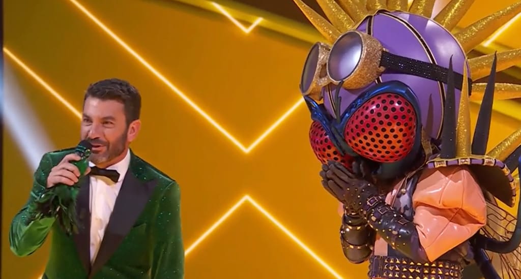 Abraham Mateo en Mask Singer junto a Arturo Valls