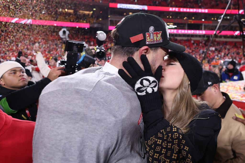 KANSAS CITY, MISSOURI - JANUARY 26: Taylor Swift kisses Travis Kelce #87 of the Kansas City Chiefs after defeating the Buffalo Bills 32-29 in the AFC Championship Game at GEHA Field at Arrowhead Stadium on January 26, 2025 in Kansas City, Missouri.  (Photo by Jamie Squire/Getty Images)