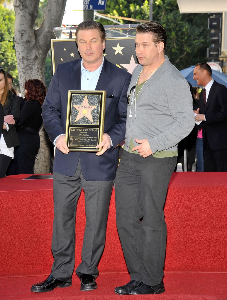 Alec Baldwin, con su hermano Stephen, en la entrega de su estrella de la fama, en 2011