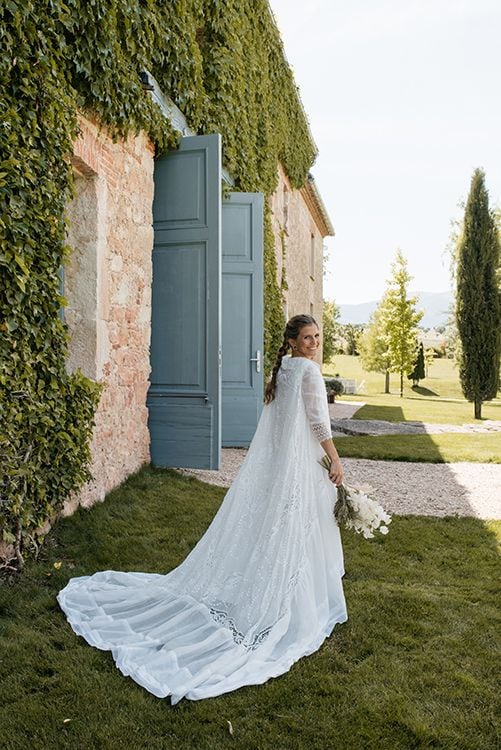 Vestido de novia desmontable con capa