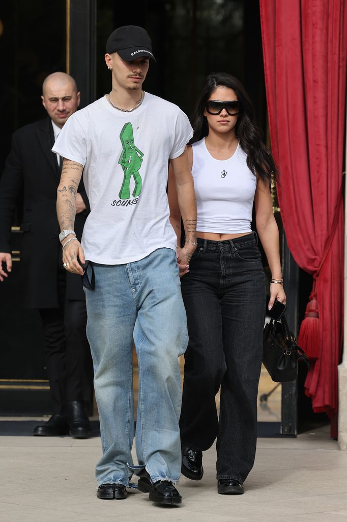 Romeo Beckham y su novia, Kim Turnbull, en la capital francesa