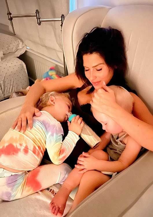 Hilaria Baldwin con sus hijos 