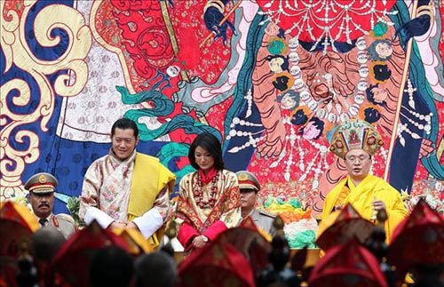 El rey de Bután, Jigme Khesar Wangchuk, se ha casado con la joven plebeya Jetsun Pema en el monasterio de Punakha, localidad situada a unos 70 kilómetros de la capital, Thimpu