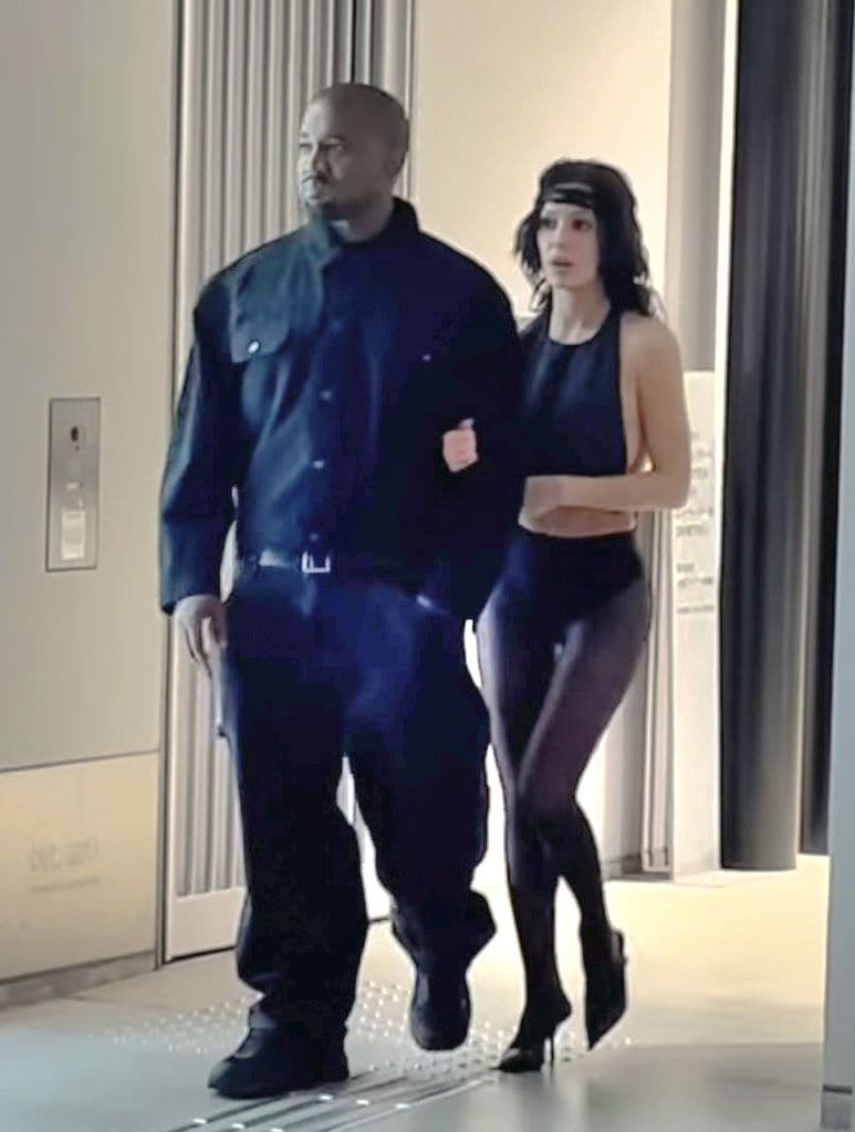 Kanye West y Bianca Censori pasean por Tokio haciendo algunas compras nocturnas en el mercado de Dover Street en Ginza.