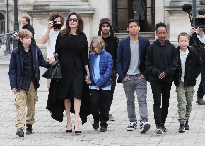 Angelina Jolie paseando junto a sus seis hijos 