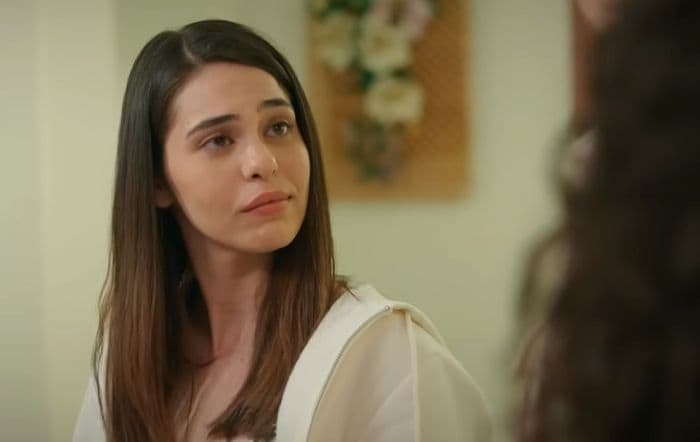 'Hermanos': Elif se instala en casa de Ayla y Berk no entiende que su madre la haya metido en su hogar sin conocerla