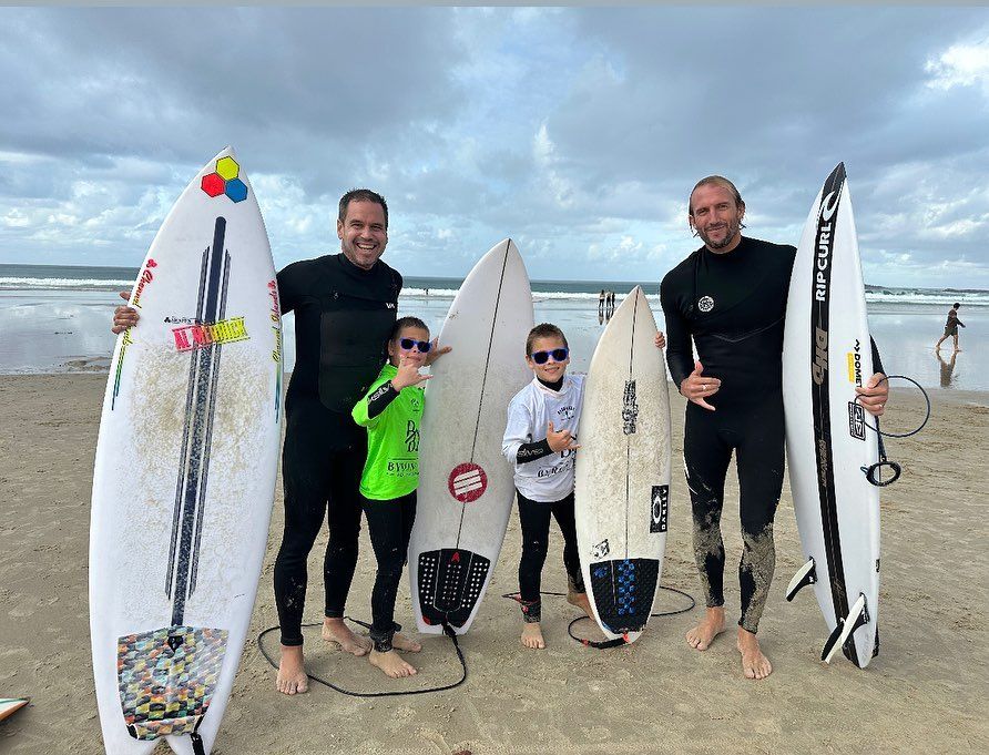 Tristan y Sasha, haciendo el típico saludo surfero