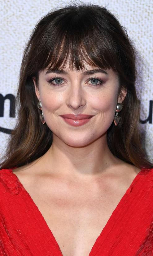 dakota johnson con flequillo y vestido rojo