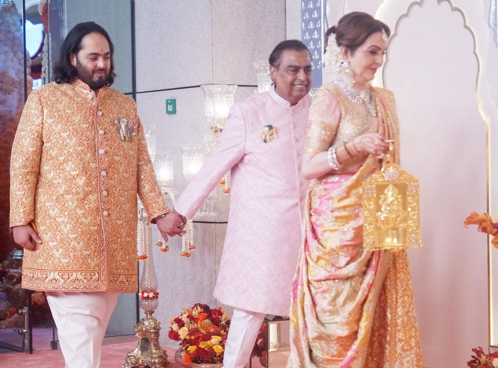 Anant y Mukesh Ambani junto a Nita Ambani llegando a la ceremonia de matrimonio